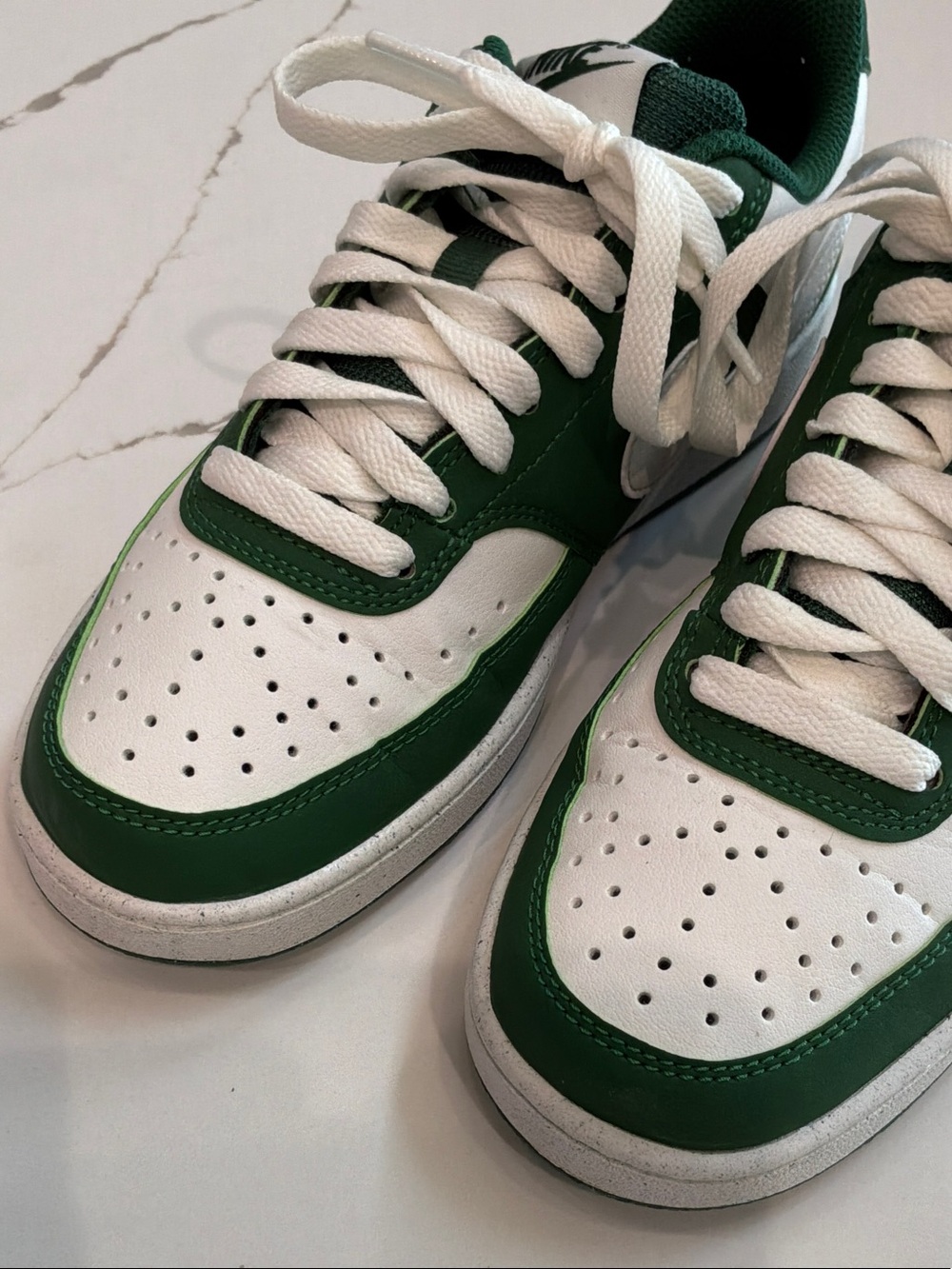Nike Size 6 Women’s Low-Top Sneakers White Green Worn Trying On Minor Crease - Picture 2 of 16